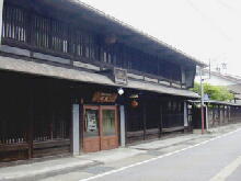 公式「酒蔵の風景」ページに掲載された、白鳥の町並みに面する酒蔵外観