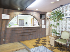 木村病院の受付カウンターと待合入口