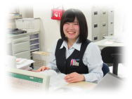 公式初診案内に掲載された受付カウンターの職員