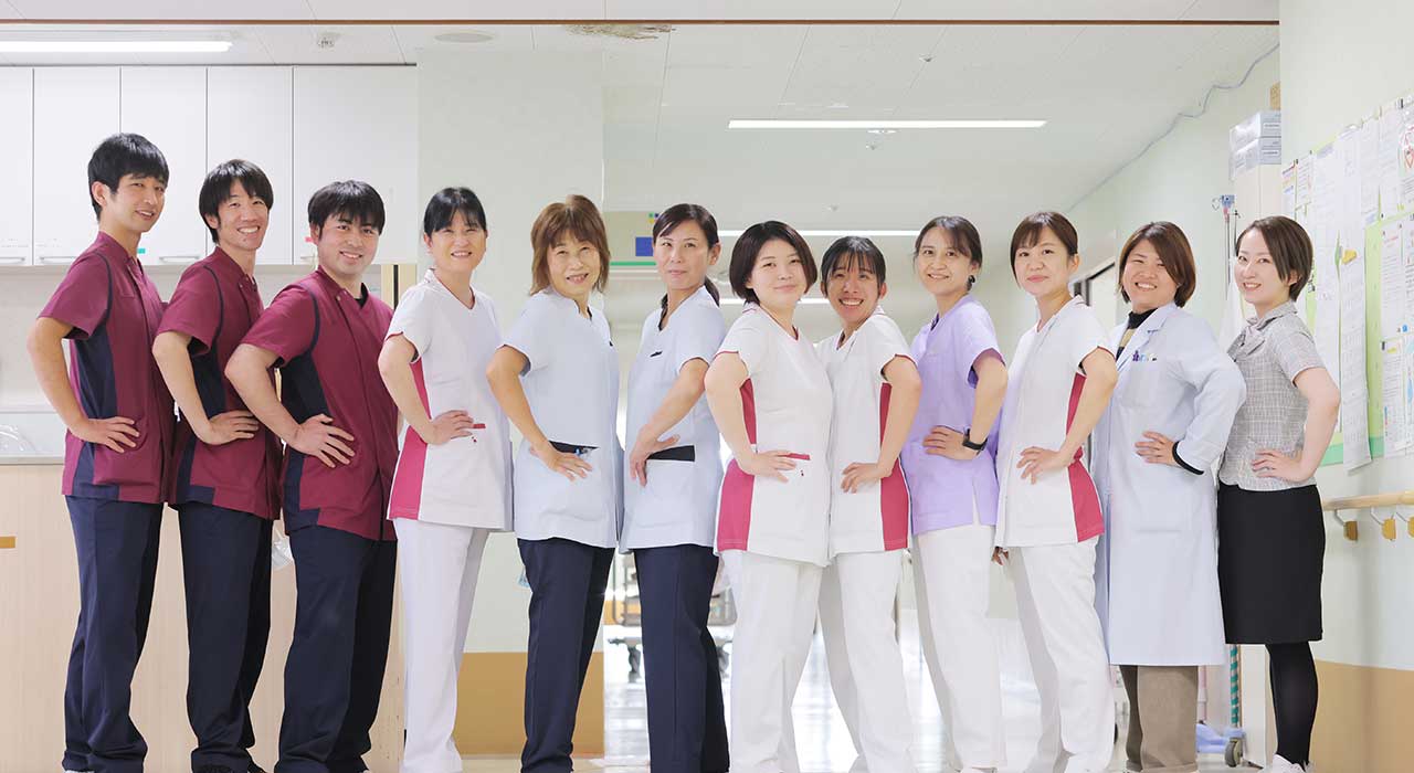 院内に立つ医療スタッフの集合写真