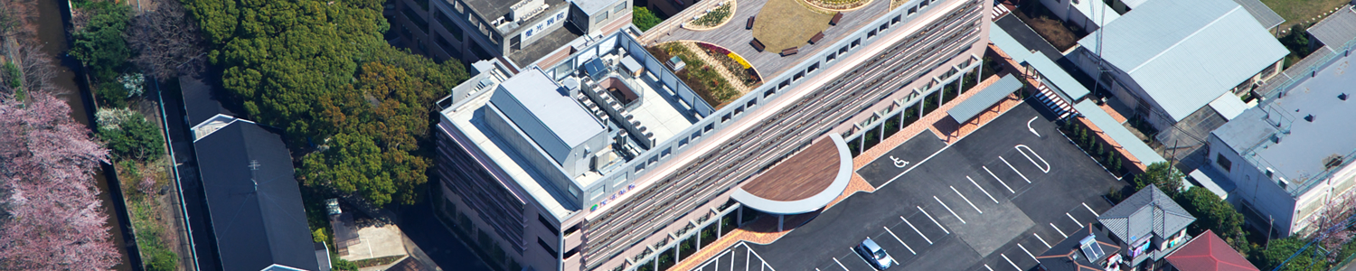 公式トップに掲載された病院建物と駐車場の全景