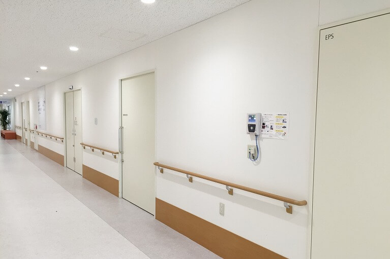 公式入院案内に掲載された無人の病棟廊下