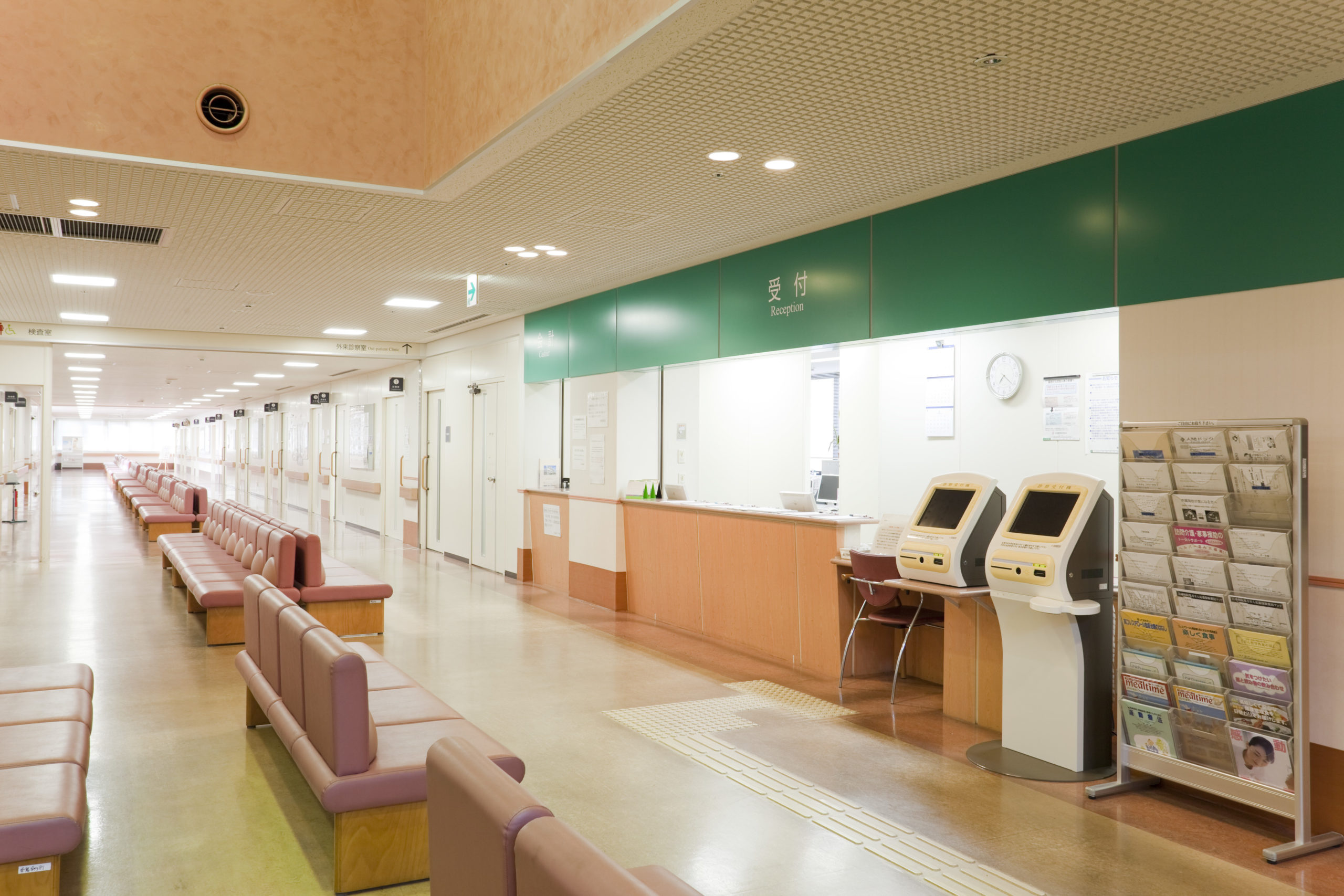受付カウンターと外来待合の院内風景