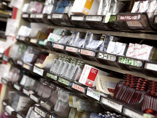 薬剤室の薬品棚
