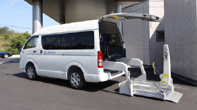 リフトを備えた専用送迎車