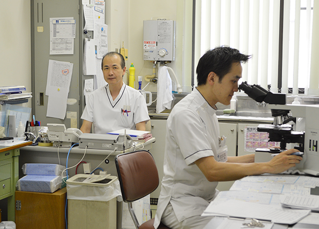 公式施設・スタッフ紹介に掲載される検査室の職員と検査機器