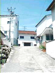 公式会社案内に掲載された細川酒造の建物へ続く坂道
