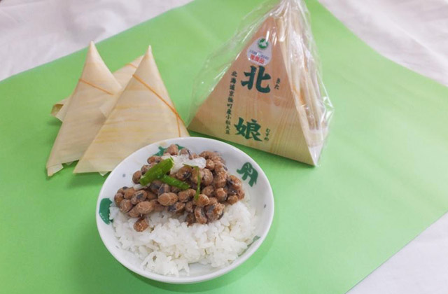 公式商品案内に掲載された、経木包みの北娘納豆と盛り付け。