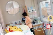 入所ページに掲載されたスタッフと利用者のケア場面