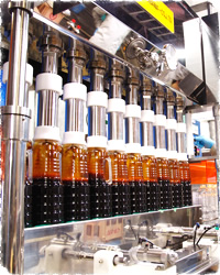 製造工程ページに掲載された、醤油を容器に充填する設備