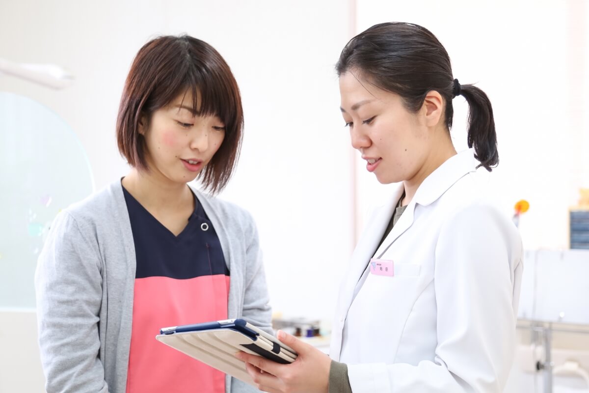 公式掲載の歯科医師とスタッフが記録を確認する様子