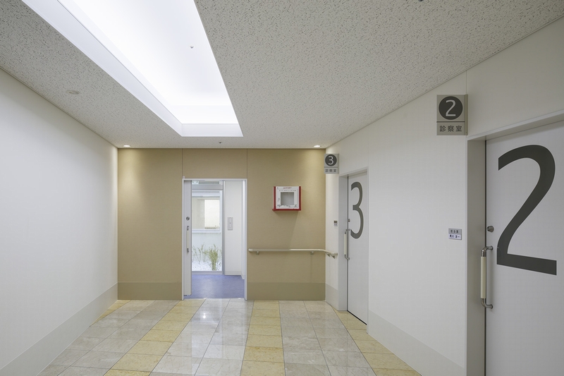 本館の診察室前の通路