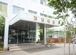 公式の病院案内に掲載された西湘病院の入口