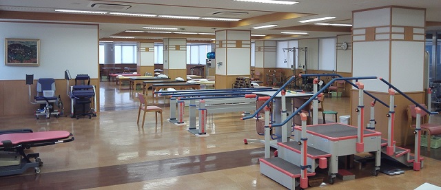 平行棒や運動機器を備えたリハビリテーション室