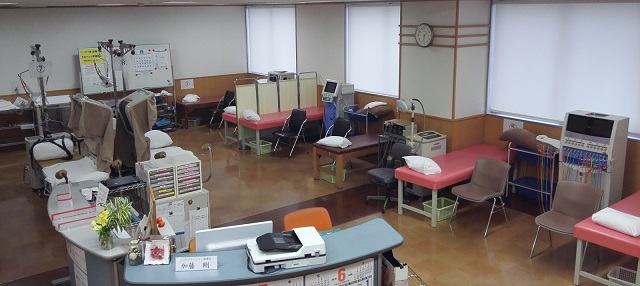 治療台と機器を備えたリハビリテーション室