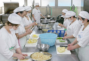 調理スタッフが作業する厨房