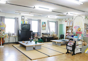 机と制作物のある作業療法室