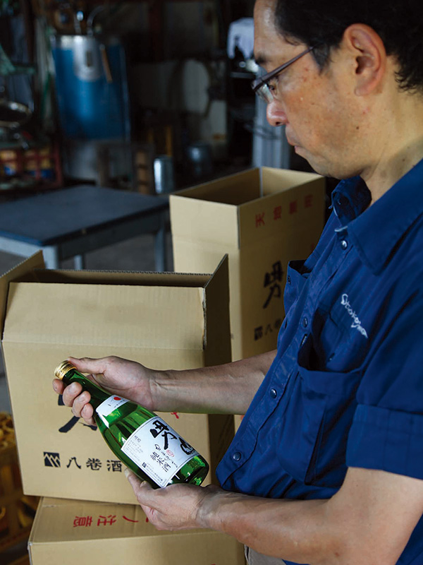 公式酒造りページに掲載された甲斐男山の瓶を確認する様子