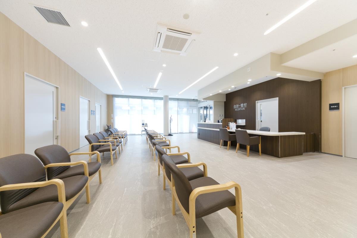 公式施設案内に掲載された無人の待合室と受付