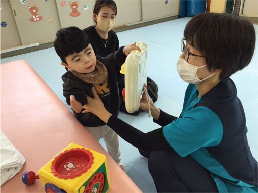 療法士が子どもの運動を支援する理学療法の様子