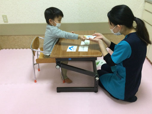 療法士と子どもが向き合う言語聴覚療法の様子