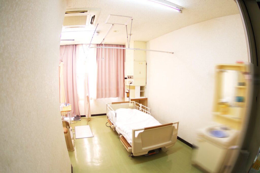 ベッドを備えた病室