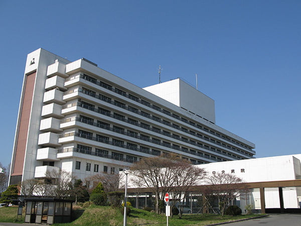 青森県立中央病院の外観を示す公式画像。