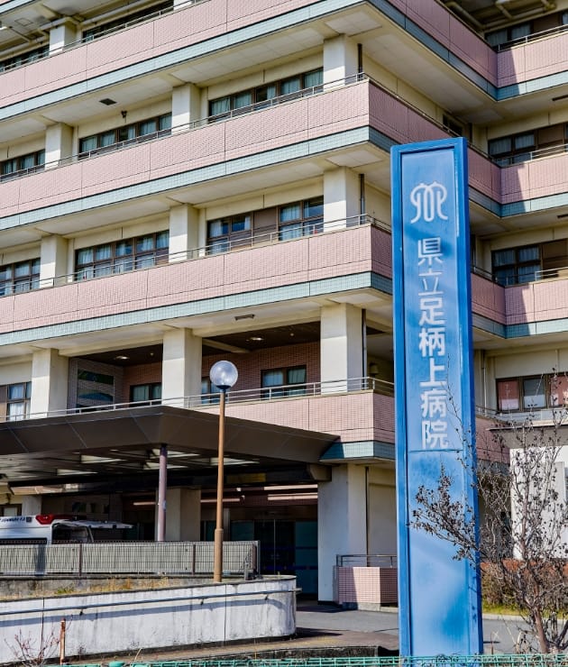 病院名サインと建物外観