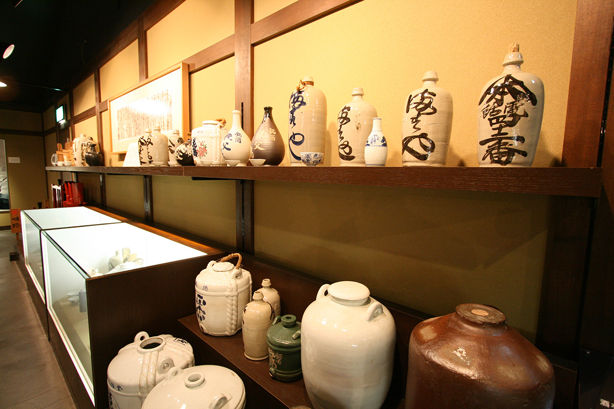 酒蔵資料館に並ぶ歴史ある酒器と展示品