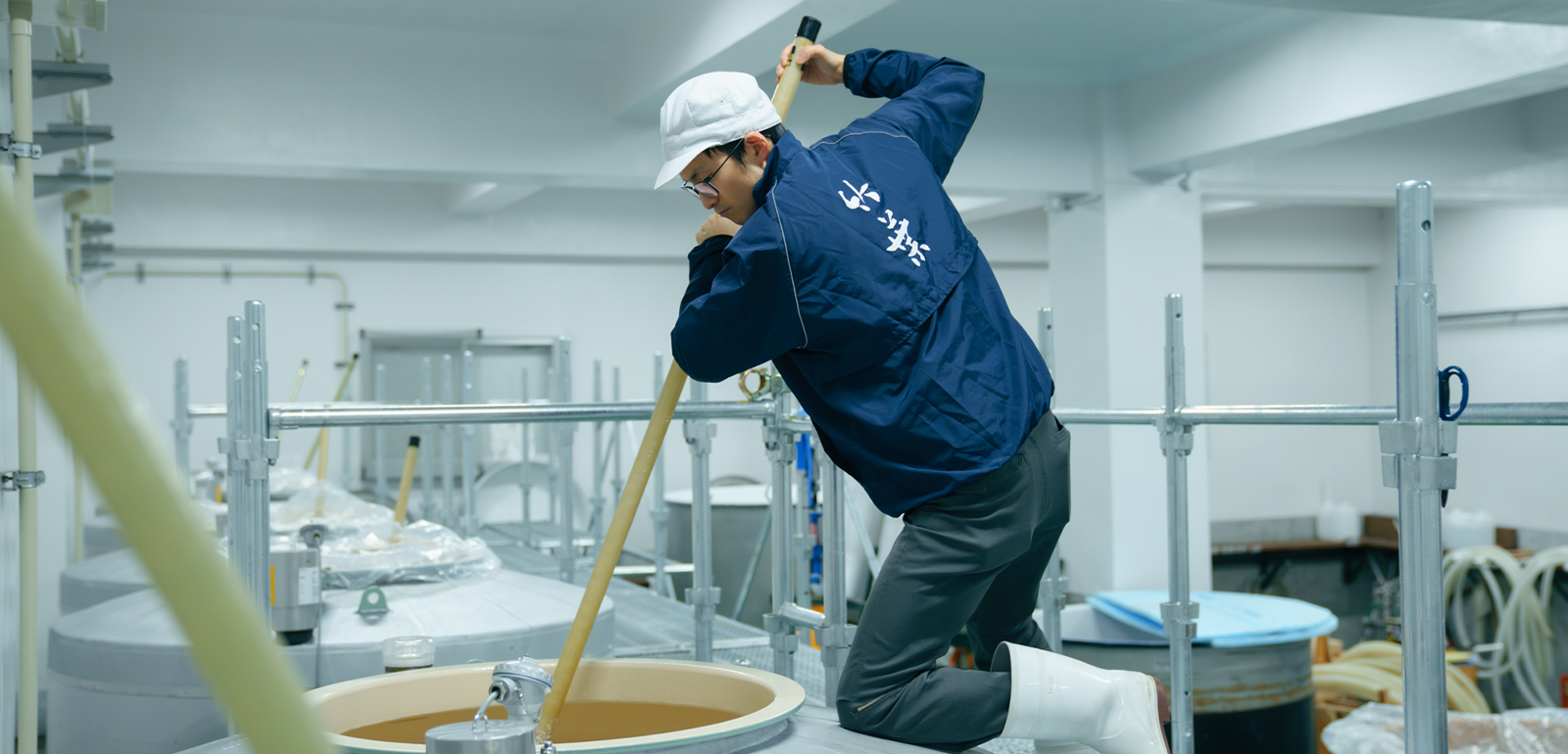 公式こだわりページに掲載された、醸造タンクで作業する数馬酒造の蔵人
