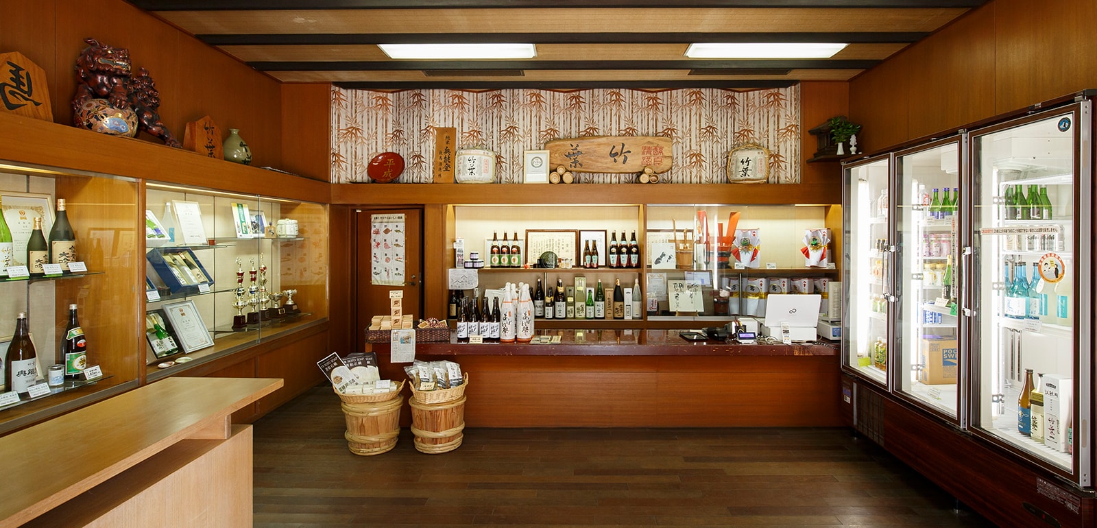 公式トップの直営店案内に掲載された店内と商品棚