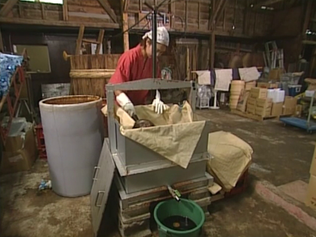 公式トップの背景スライドに掲出された醤油の搾り作業
