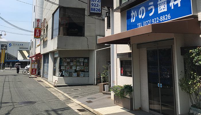 公式トップのアクセス案内に掲載された駅前側からの医院外観