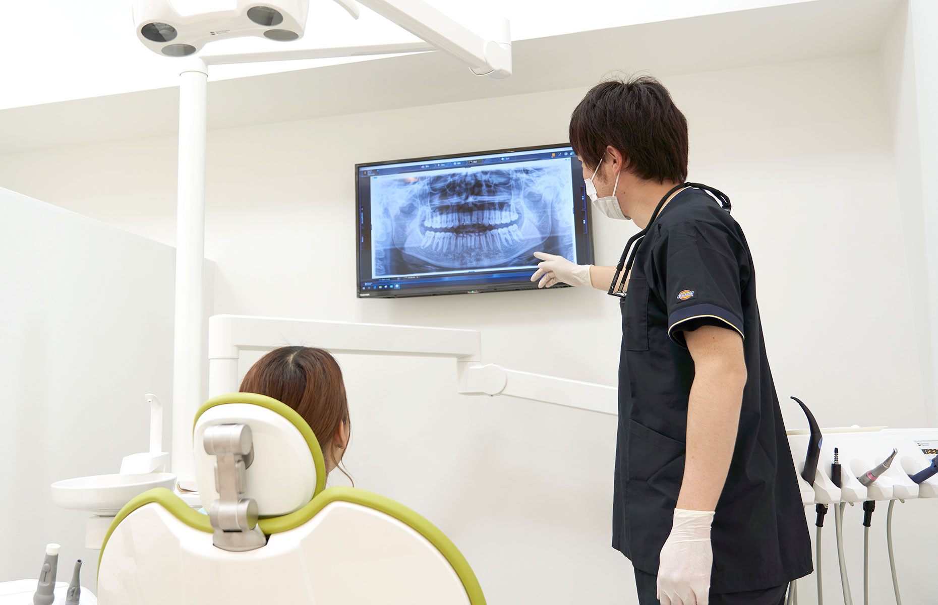 公式トップに掲載された画像を用いて説明する診療場面