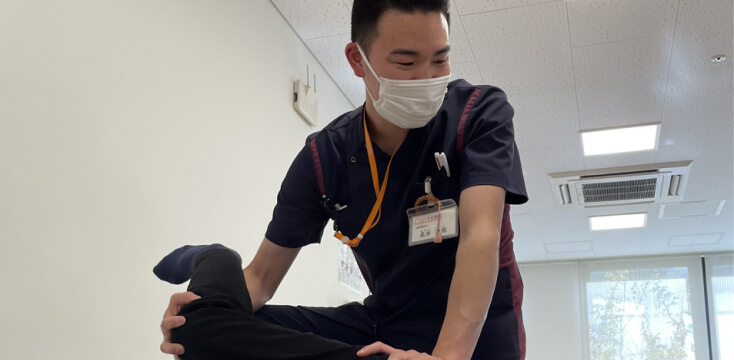 スタッフが利用者のリハビリを支える場面