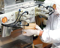 容器に大豆を盛り込む手元