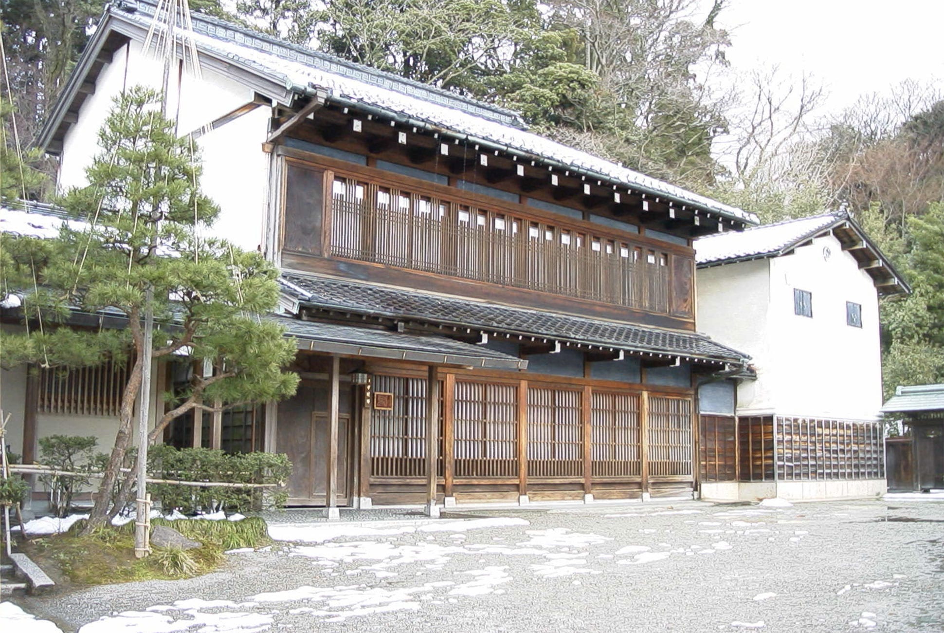 公式トップに掲載された雪景色の蔵の建物