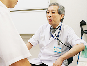 医師と患者が向き合う診察の場面