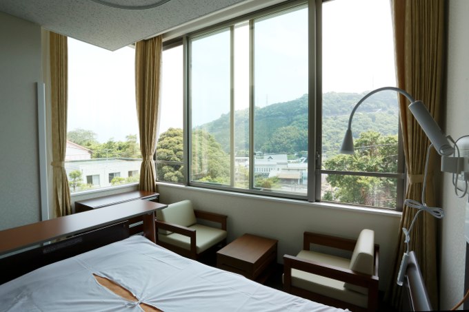 公式院内案内に掲載された山を望む病室