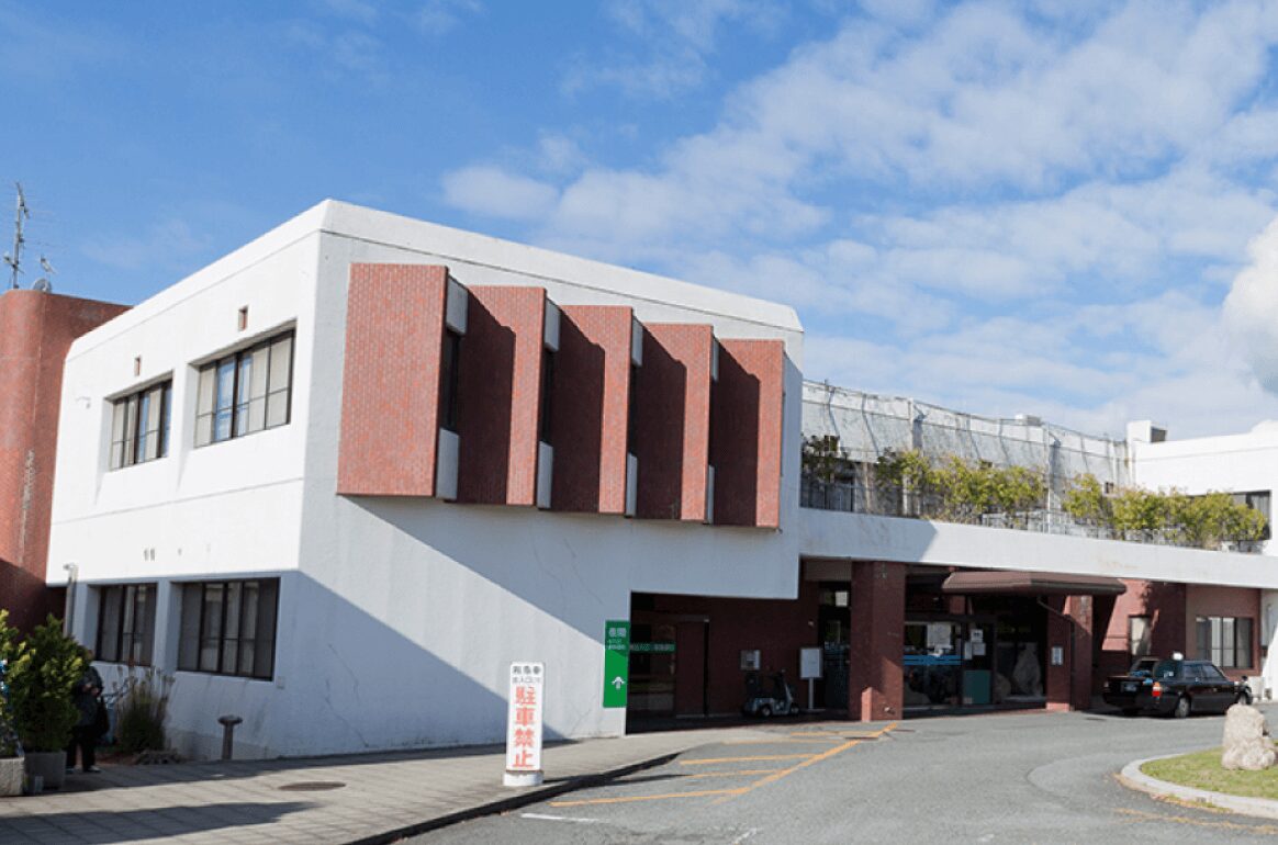 公式整形外科紹介に掲載された病院正面玄関と建物外観