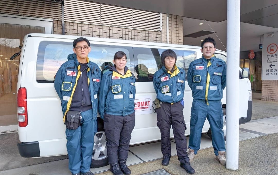 病院救急入口前のDMATスタッフと車両