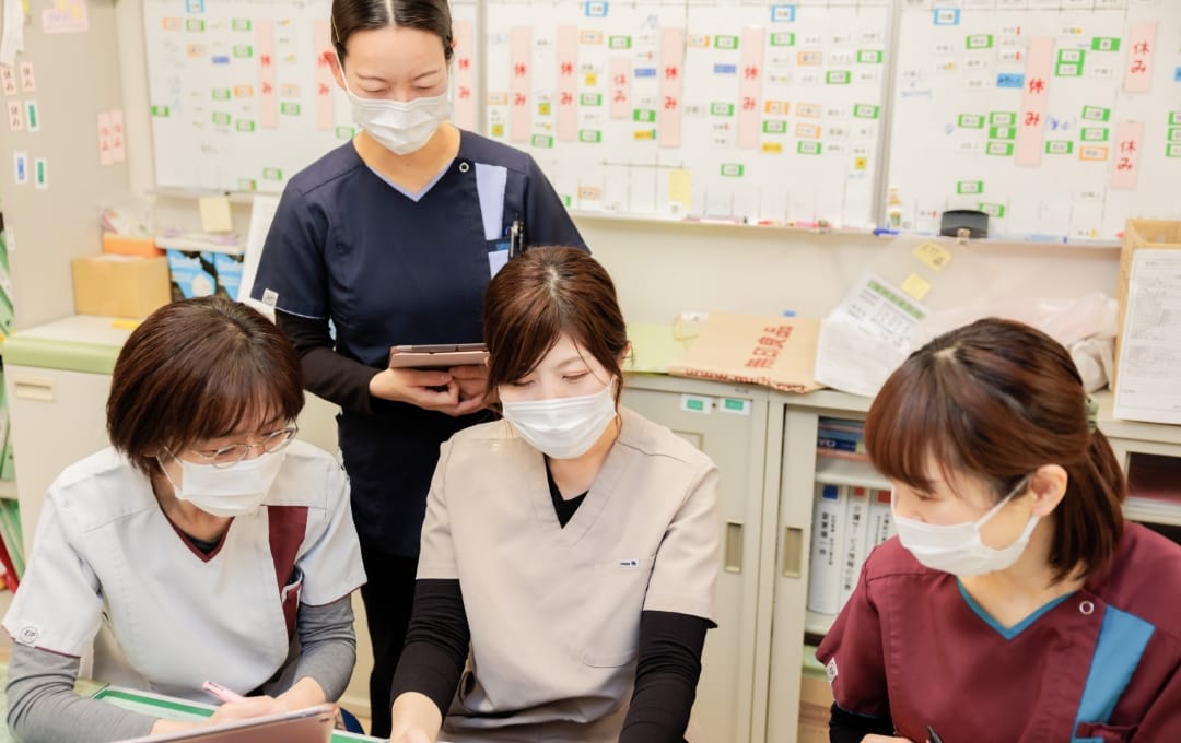 院内で情報共有する看護スタッフ