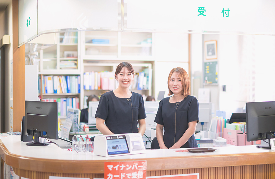 公式トップに掲載された院内受付のスタッフ