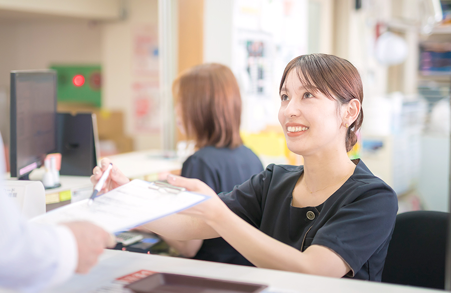 公式トップに掲載された受付での案内の場面