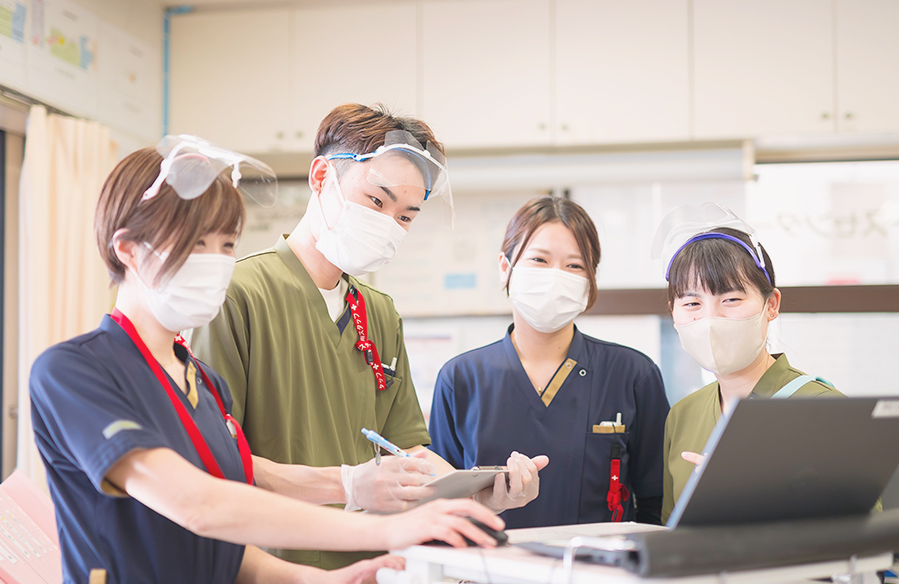 公式トップに掲載された院内で連携するスタッフ
