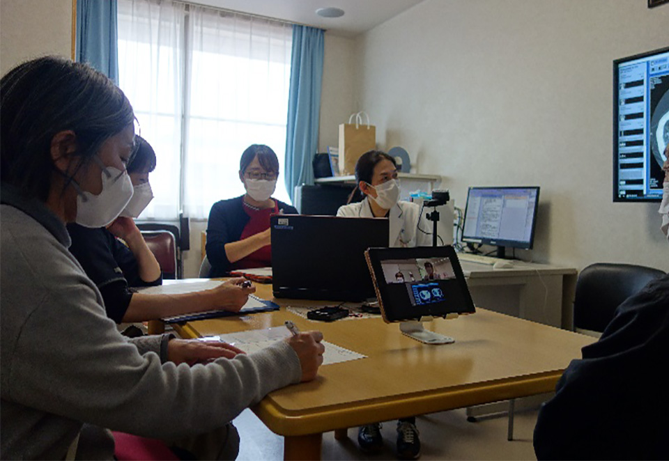 地域医療連携室で多職種が情報共有する様子