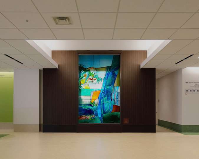 公式トップのメインビジュアルに掲載される院内空間