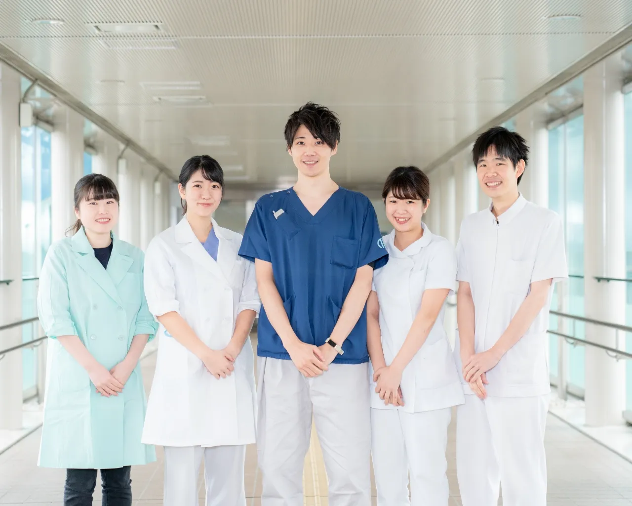 公式トップのメインビジュアルに掲載される医療スタッフ