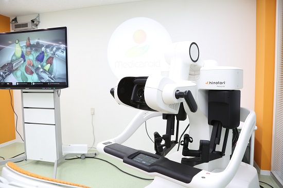 公式ロボット支援手術ページ掲載のhinotori手術支援ロボットのコンソール