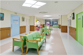 明るい待合ホールと座席